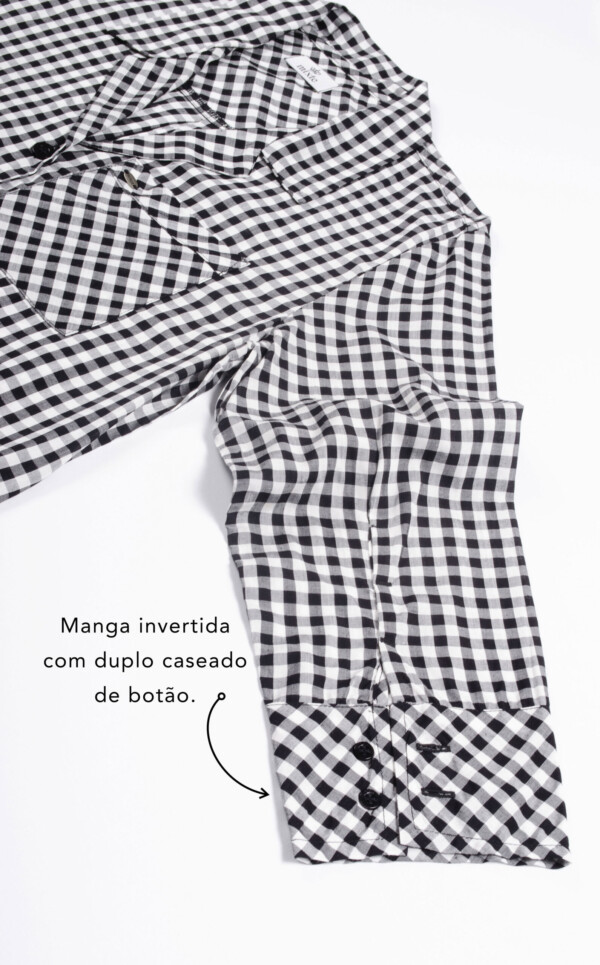 Camisola Abotoada com Short - Manga invertida com duplo caseado de botão.